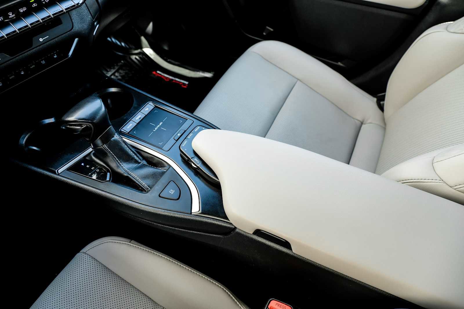 Used 2019 Lexus UX 200 image 24