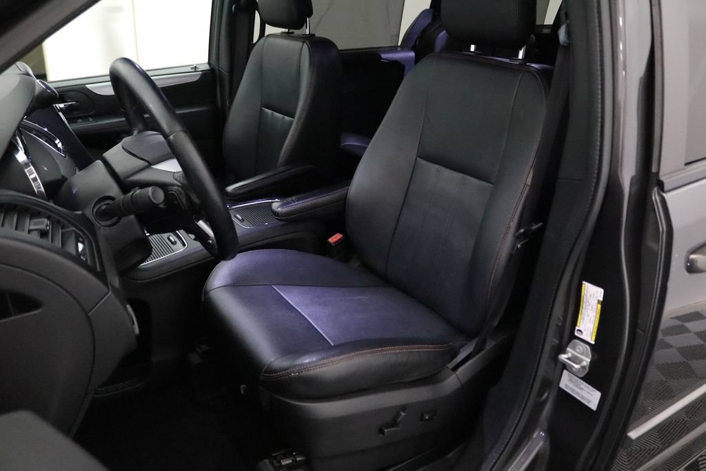 Used 2016 Dodge Grand Caravan R/T w/ Driver Convenience Group FWD image 11