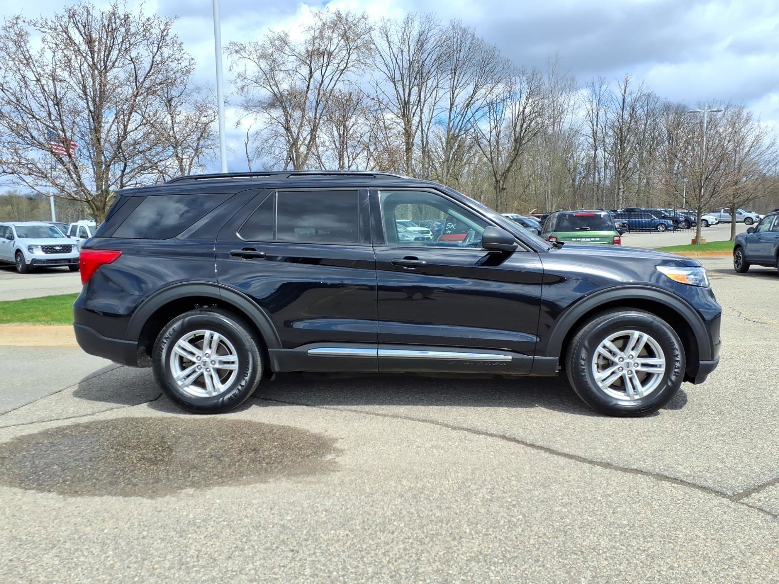 Used 2021 Ford Explorer XLT w/ Equipment Group 202A AWD/4WD image 9
