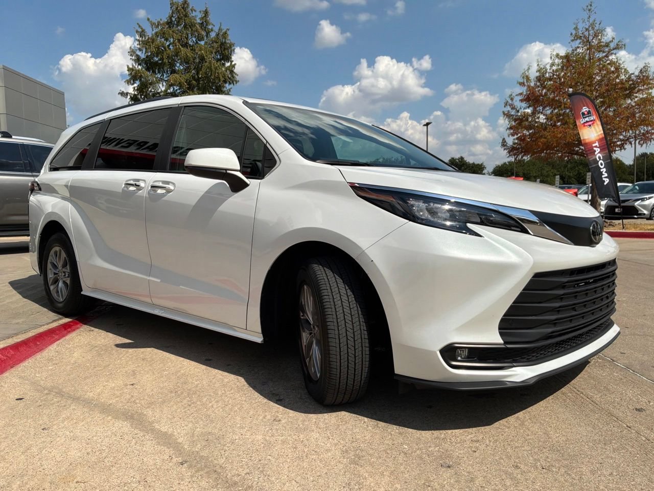 Used 2026 Toyota Sienna XLE FWD image 4