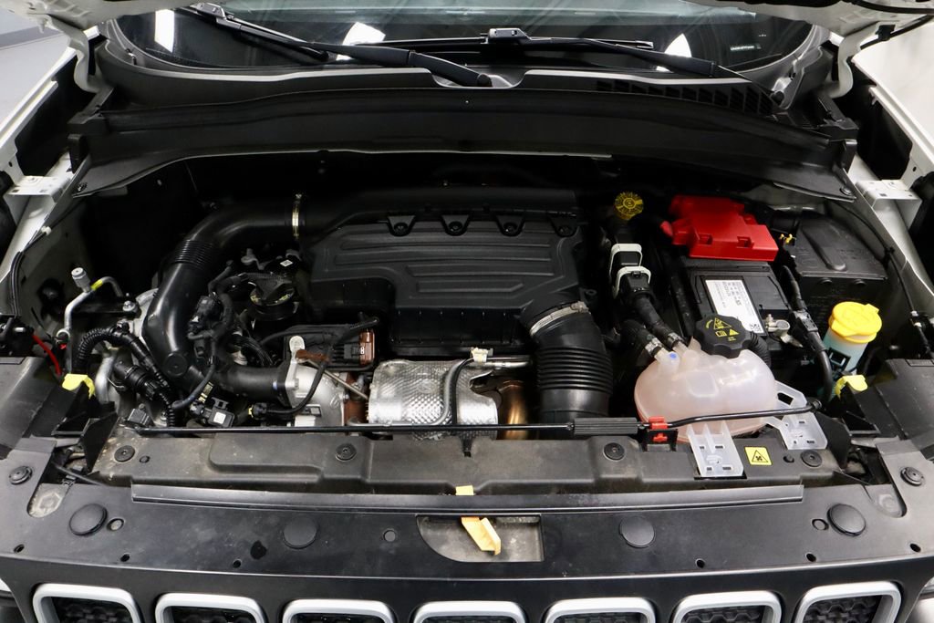 Used 2023 Jeep Renegade Latitude w/ Sun & Fun Group image 16