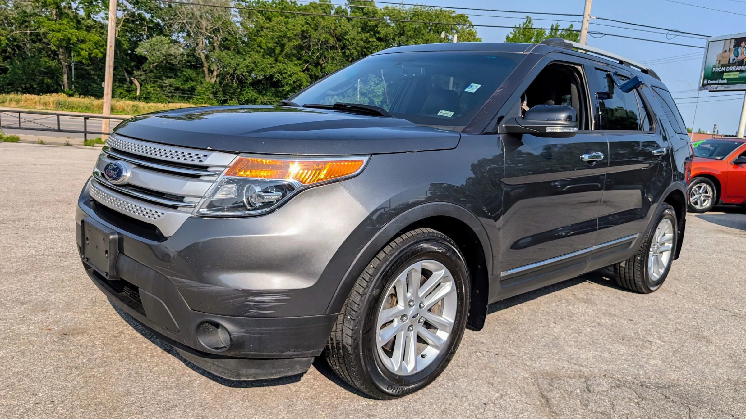 Used 2015 Ford Explorer XLT w/ Equipment Group 202A image 3