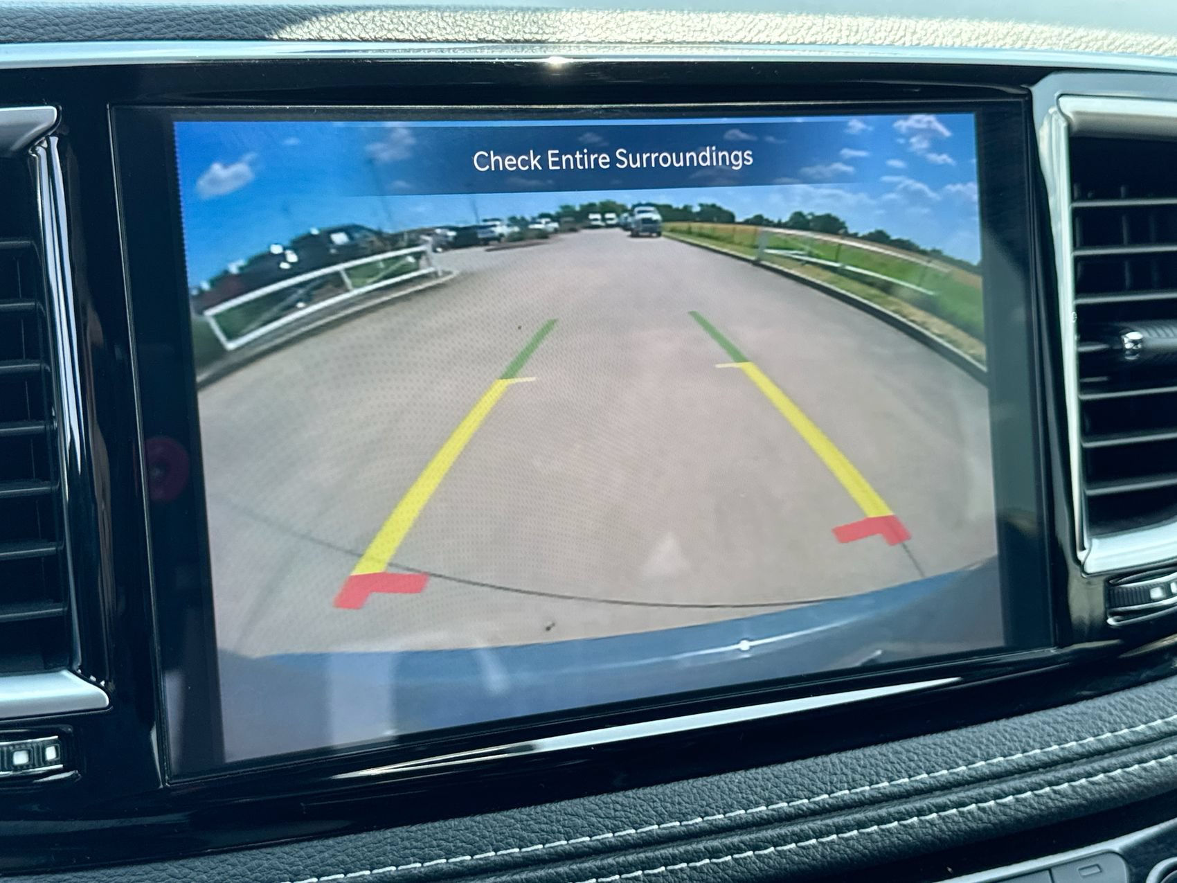 Used 2025 Chrysler Pacifica Limited FWD image 16
