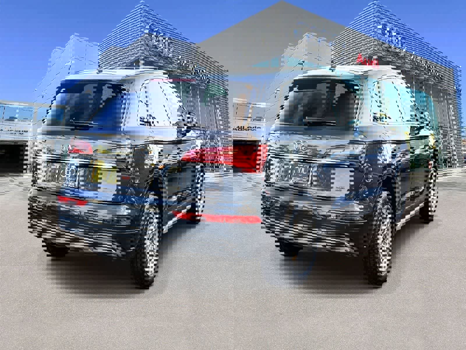 Used 2023 Audi Q5 Premium w/ Convenience Package image 4