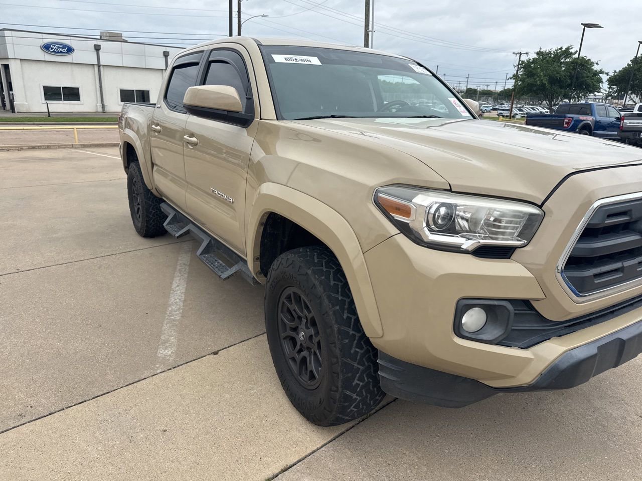 Used 2017 Toyota Tacoma SR5 w/ Tow Package RWD image 3
