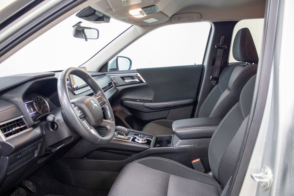 Used 2024 Mitsubishi Outlander ES image 7