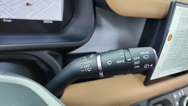 Used 2025 Land Rover Defender 90 X-Dynamic SE image 36