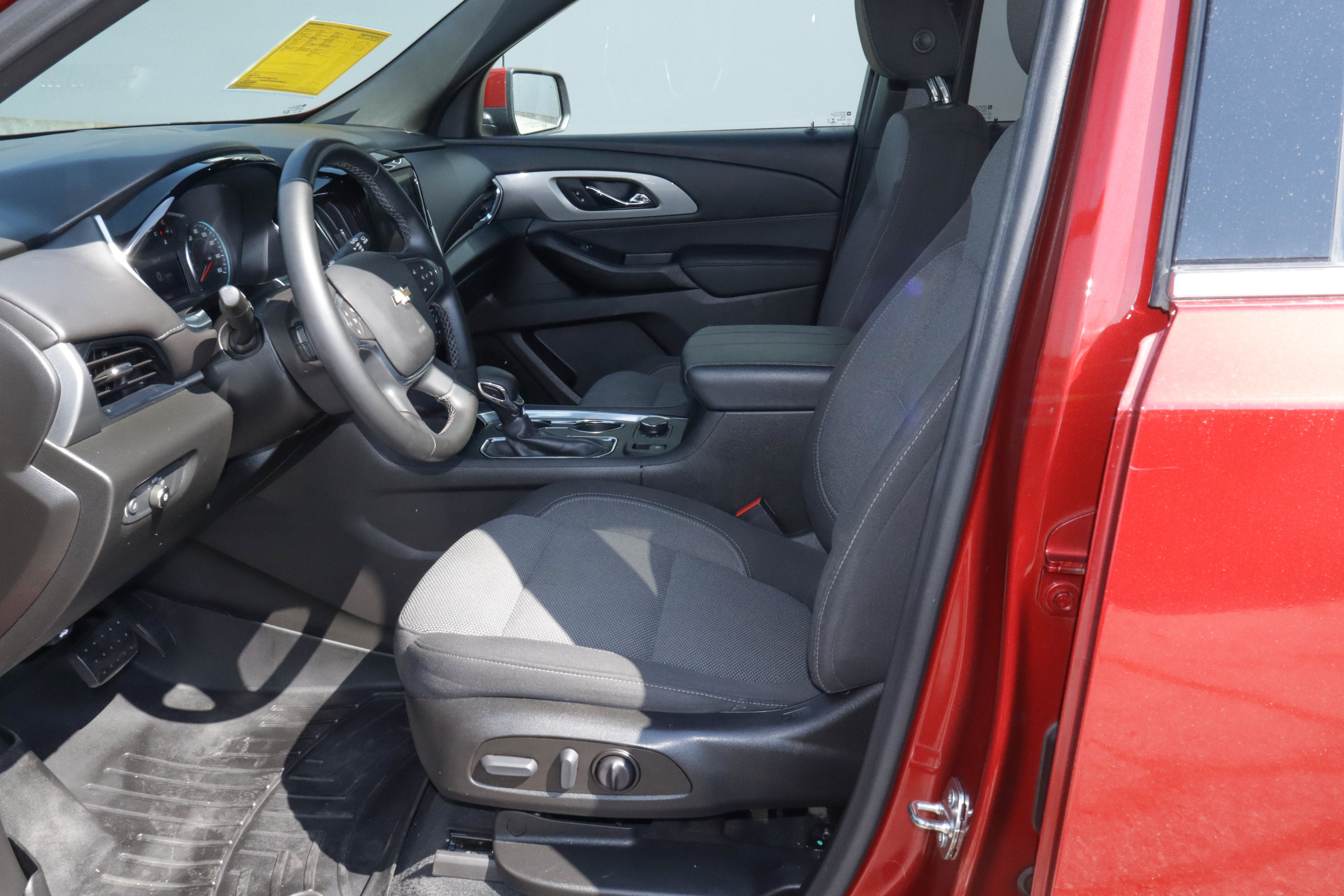 Used 2023 Chevrolet Traverse LT FWD image 7