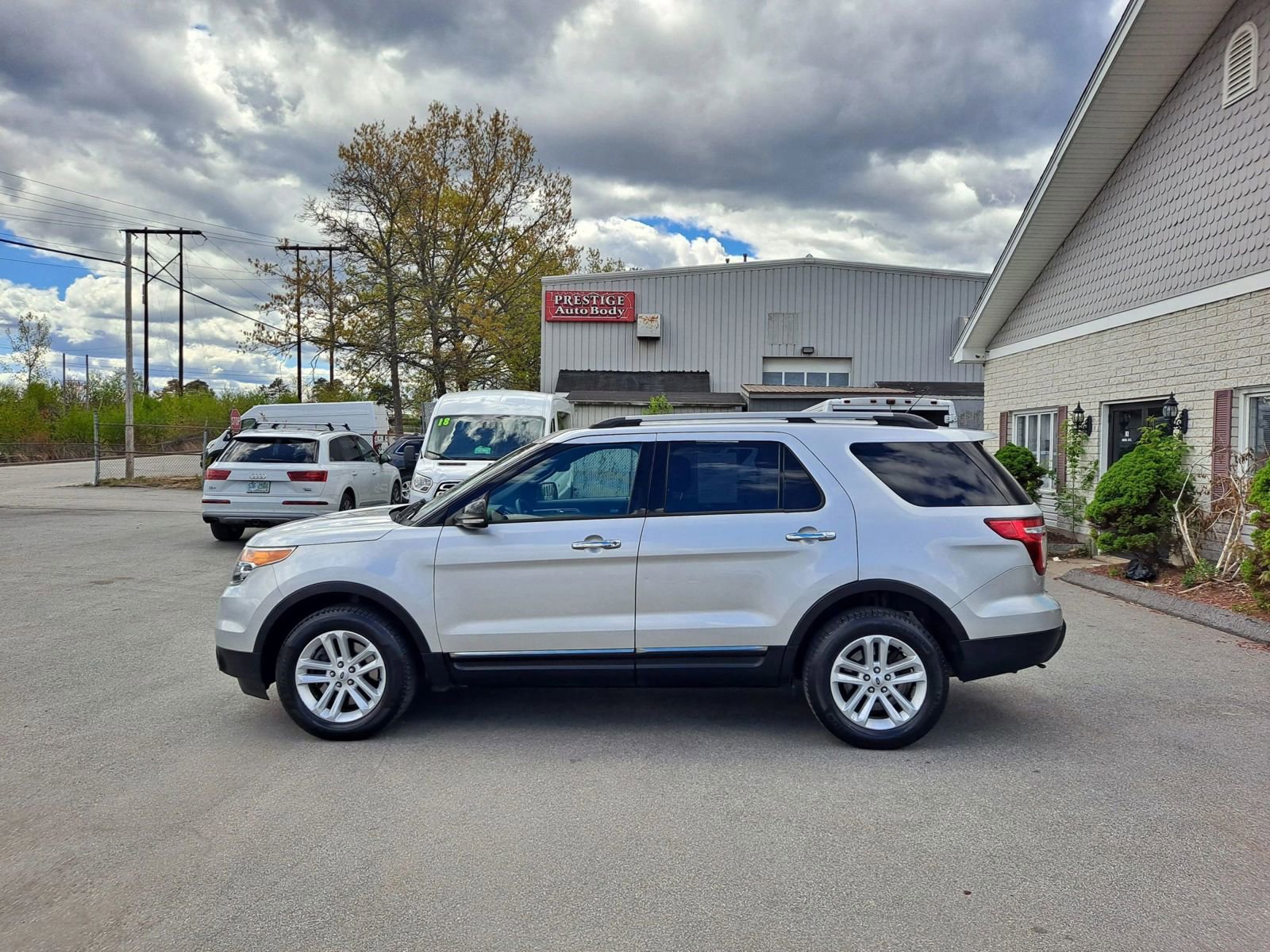 Used 2015 Ford Explorer XLT w/ Equipment Group 202B AWD/4WD image 5