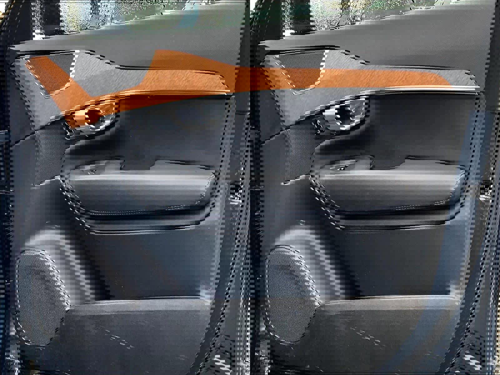 Used 2024 Volvo XC90 B6 Plus w/ Protection Package Premier image 12