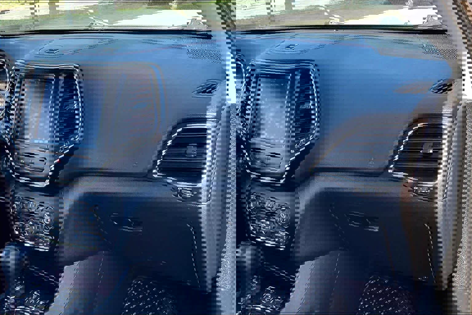 Used 2019 Jeep Cherokee Trailhawk image 18