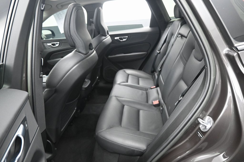 Used 2023 Volvo XC60 B5 Plus image 32