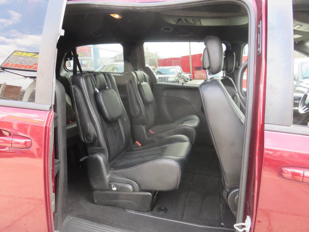 Used 2018 Dodge Grand Caravan SXT w/ Blacktop Package image 24