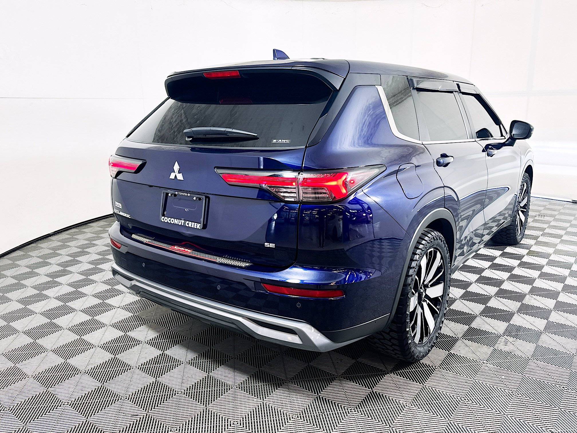 Used 2025 Mitsubishi Outlander SE AWD/4WD image 3