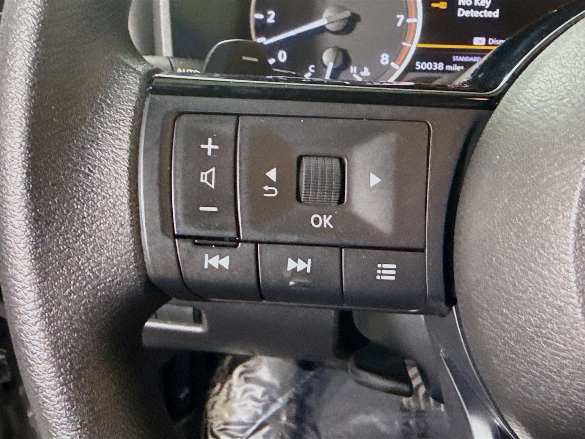 Used 2023 Nissan Rogue SV image 14