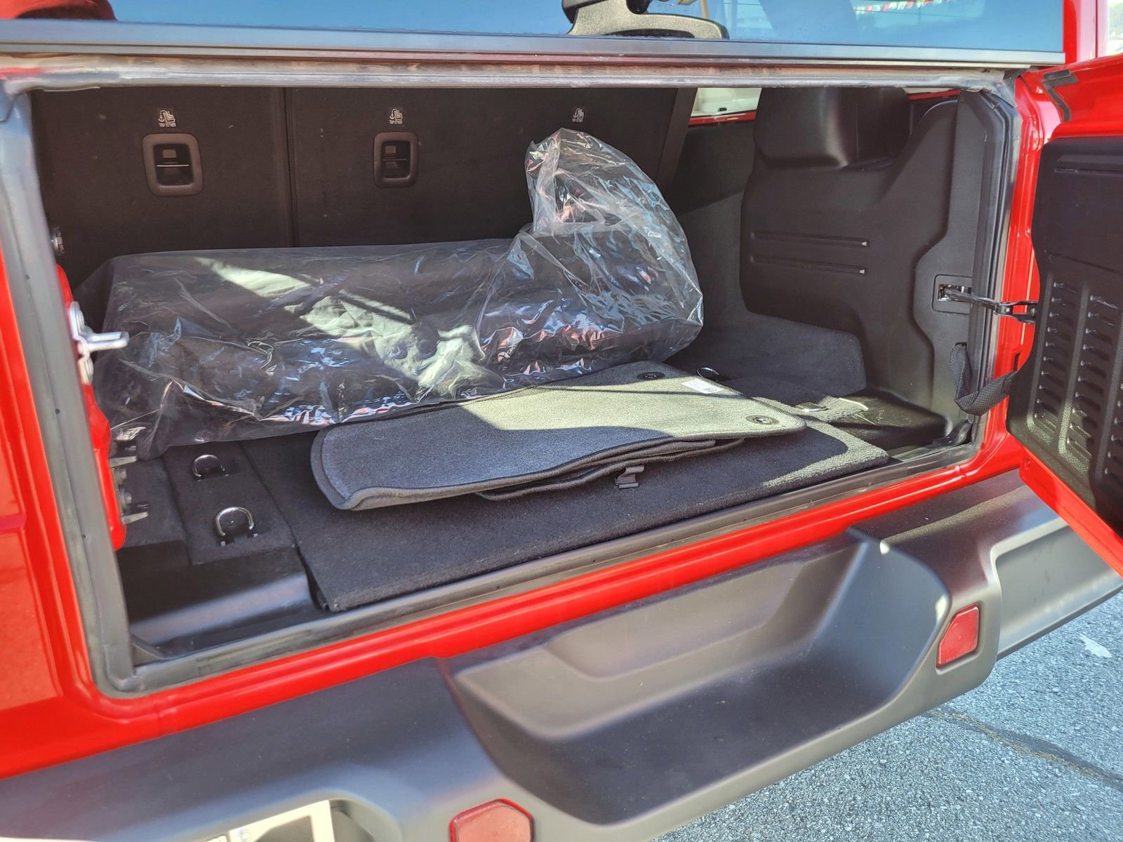 Used 2025 Jeep Wrangler Sahara 4xe image 10