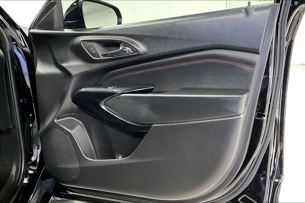 Used 2025 Chevrolet Trax RS w/ Sunroof Package image 23