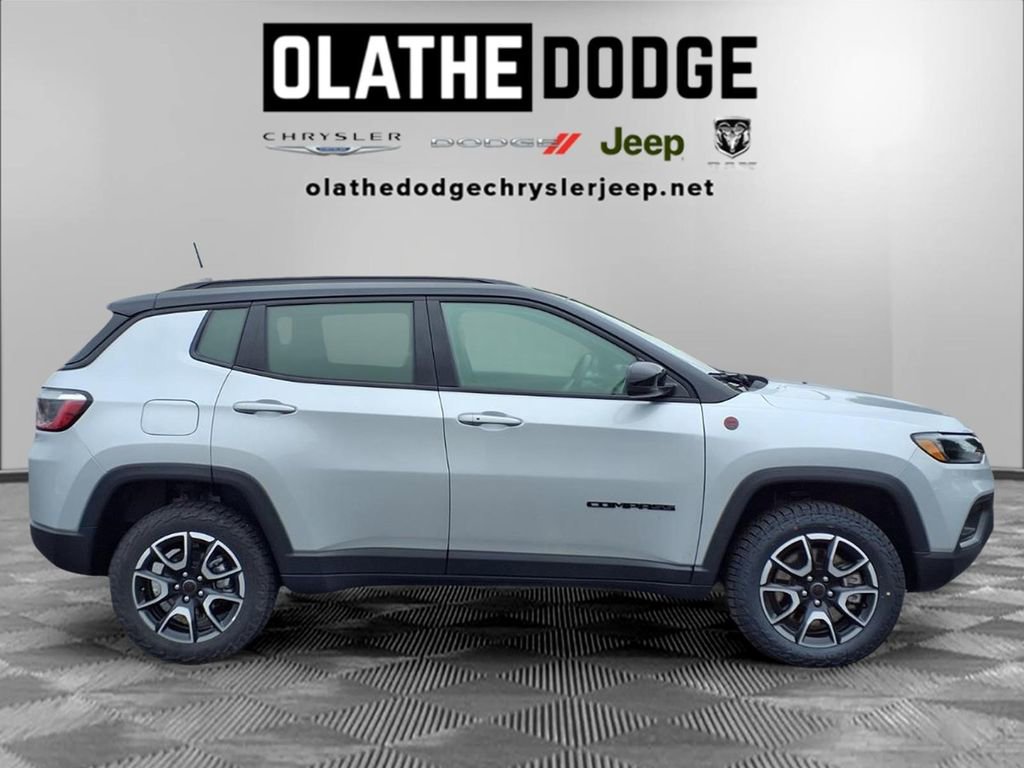 Used 2025 Jeep Compass Trailhawk AWD/4WD image 30