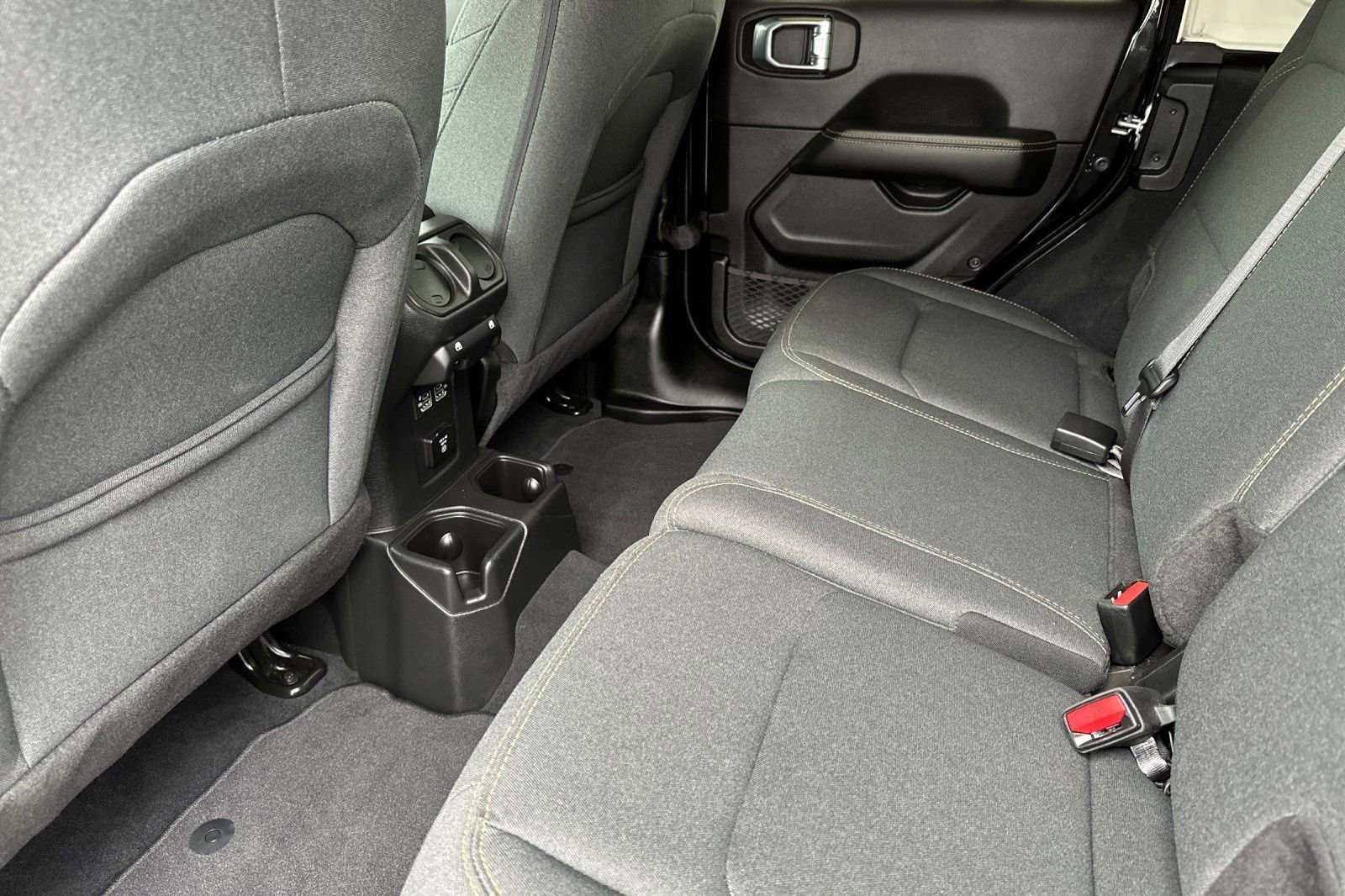 Used 2025 Jeep Wrangler Sahara image 12