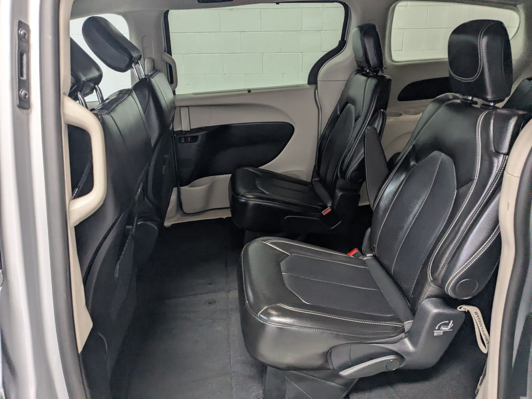 Used 2024 Chrysler Pacifica Touring-L FWD image 21