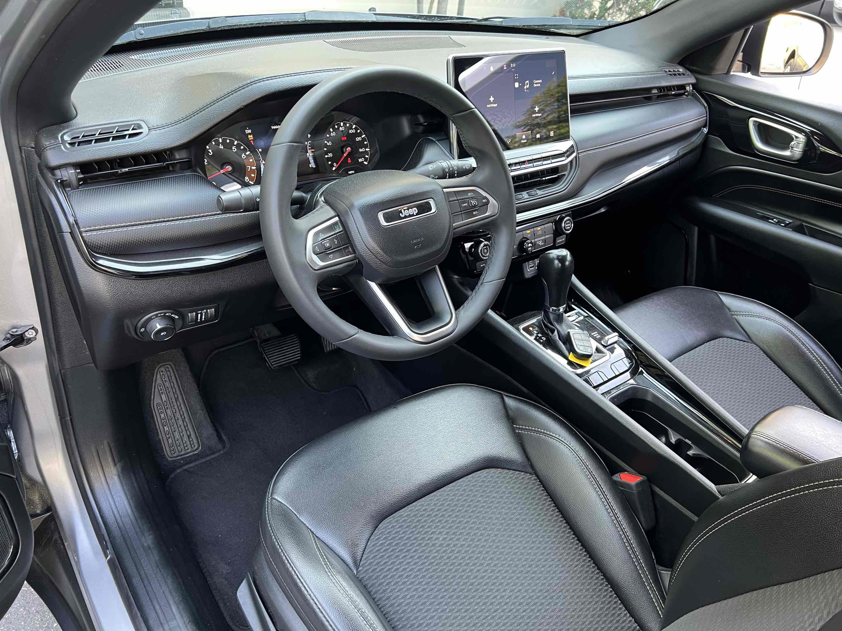Used 2023 Jeep Compass Latitude image 3