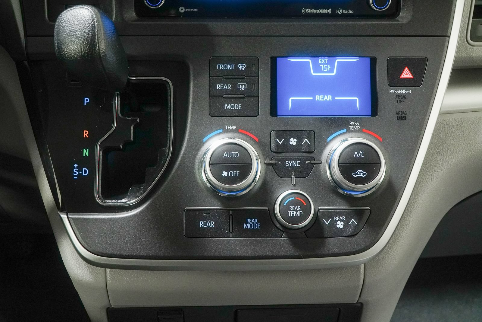 Used 2020 Toyota Sienna LE FWD image 33