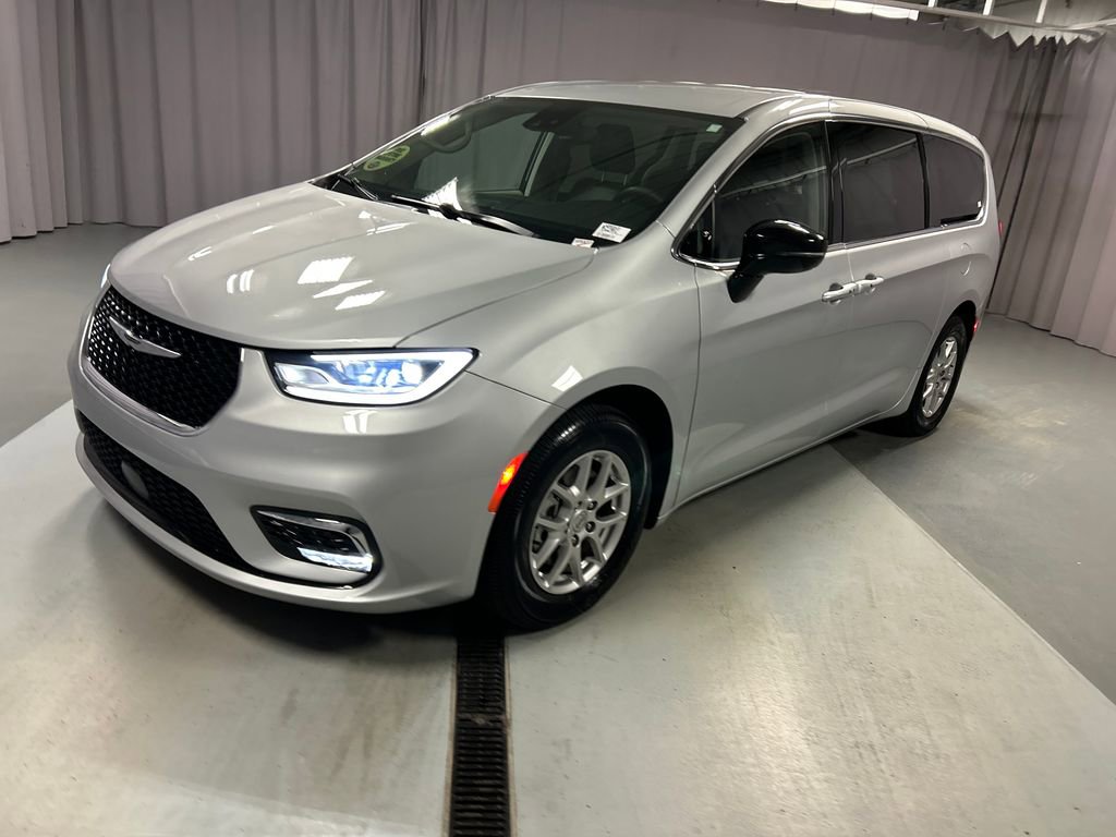 Used 2024 Chrysler Pacifica Touring-L FWD image 3