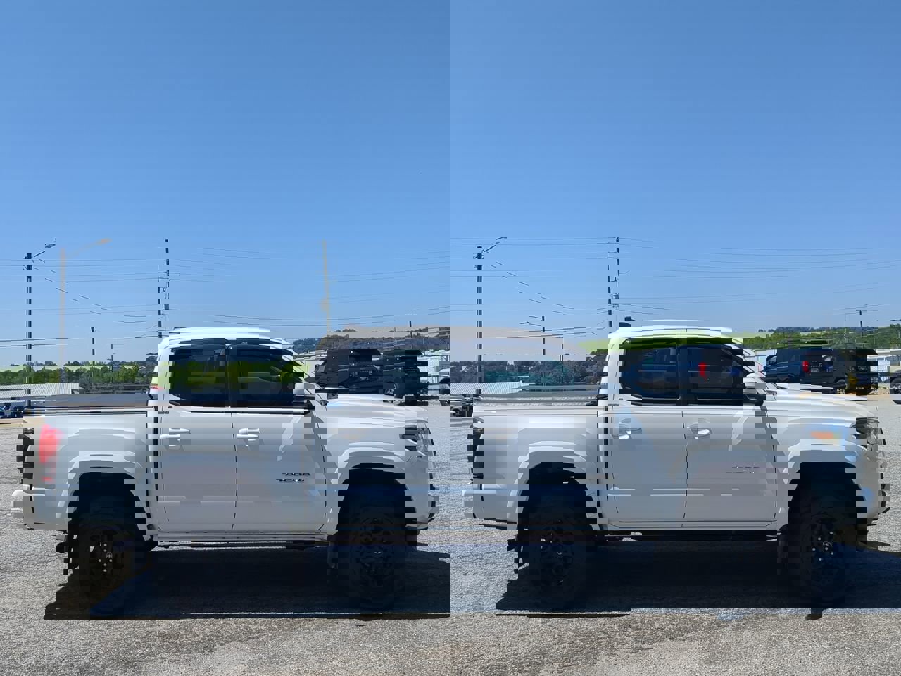 Used 2022 Toyota Tacoma SR5 w/ Technology Package image 2