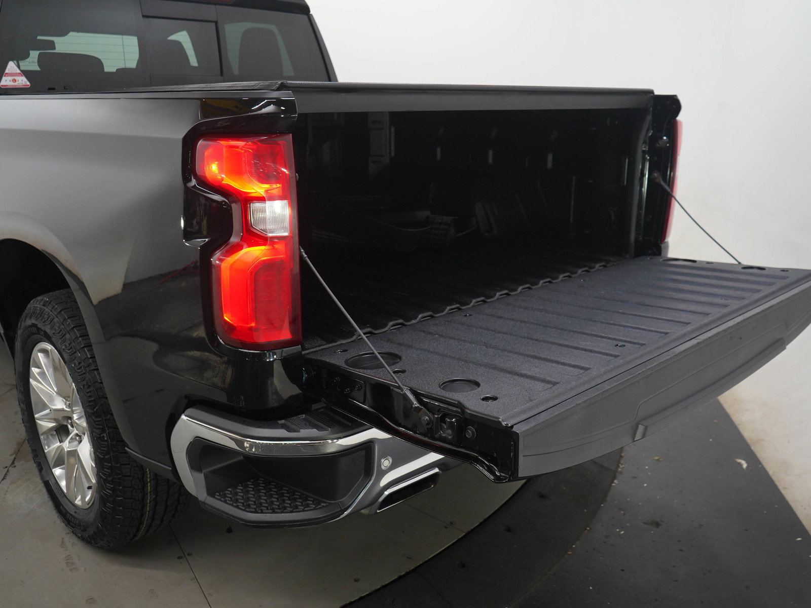 Used 2019 Chevrolet Silverado 1500 LTZ AWD/4WD image 9