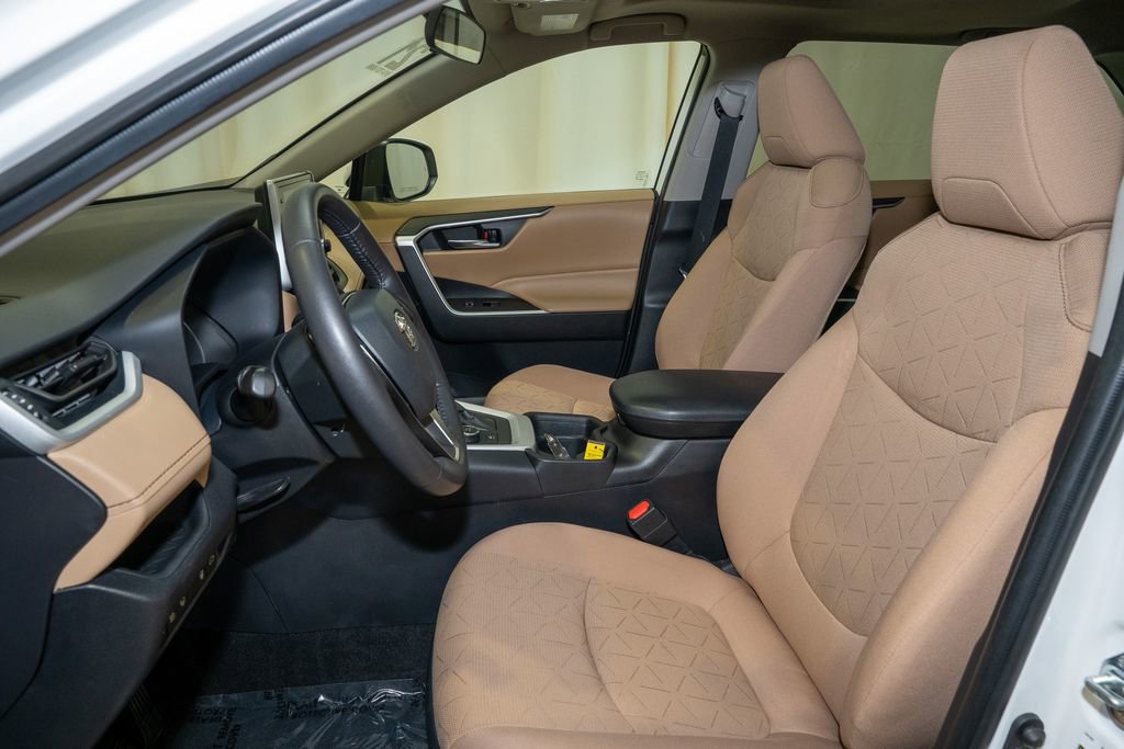 Used 2021 Toyota RAV4 XLE image 12