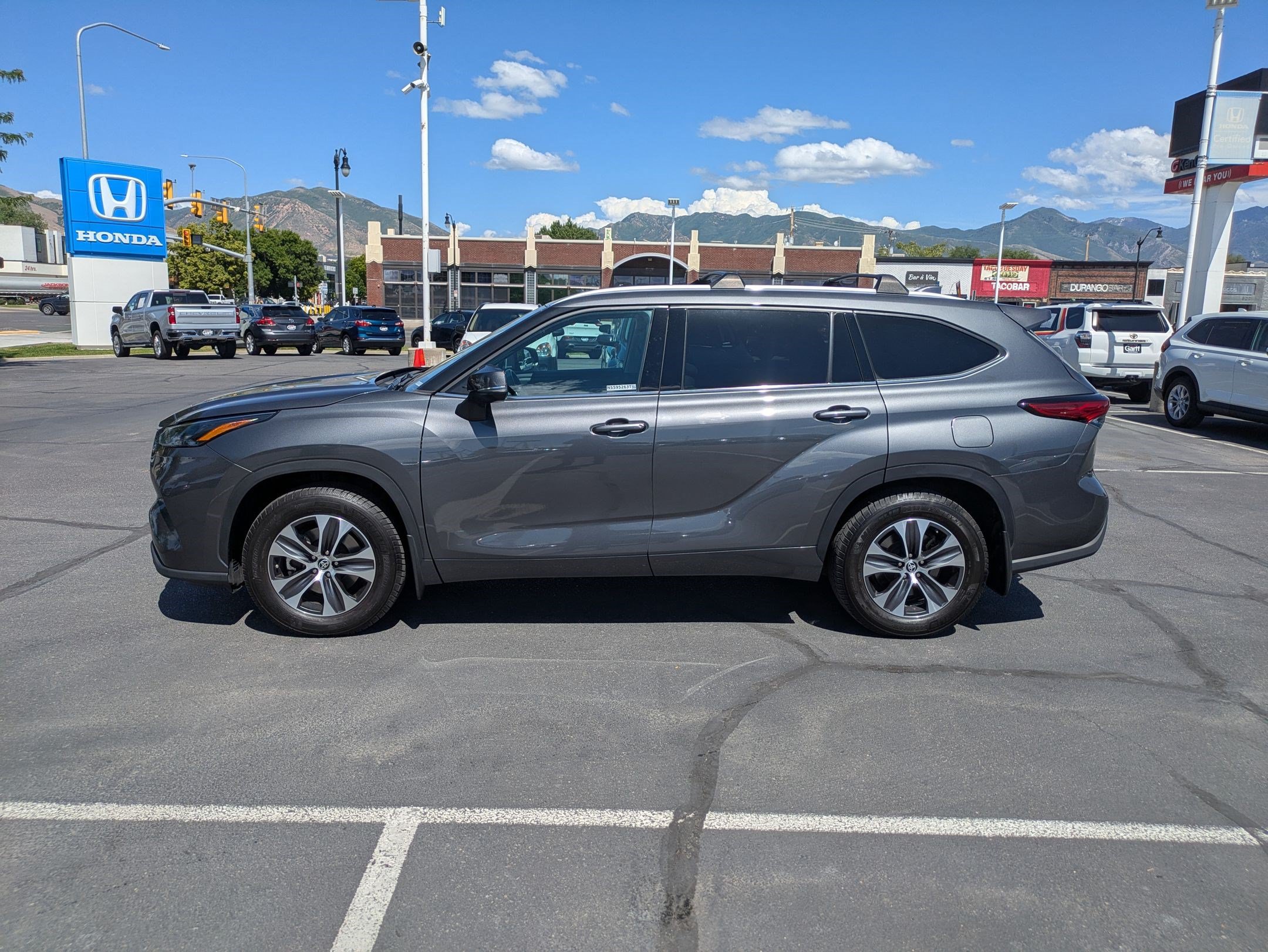 Used 2022 Toyota Highlander XLE AWD/4WD image 9