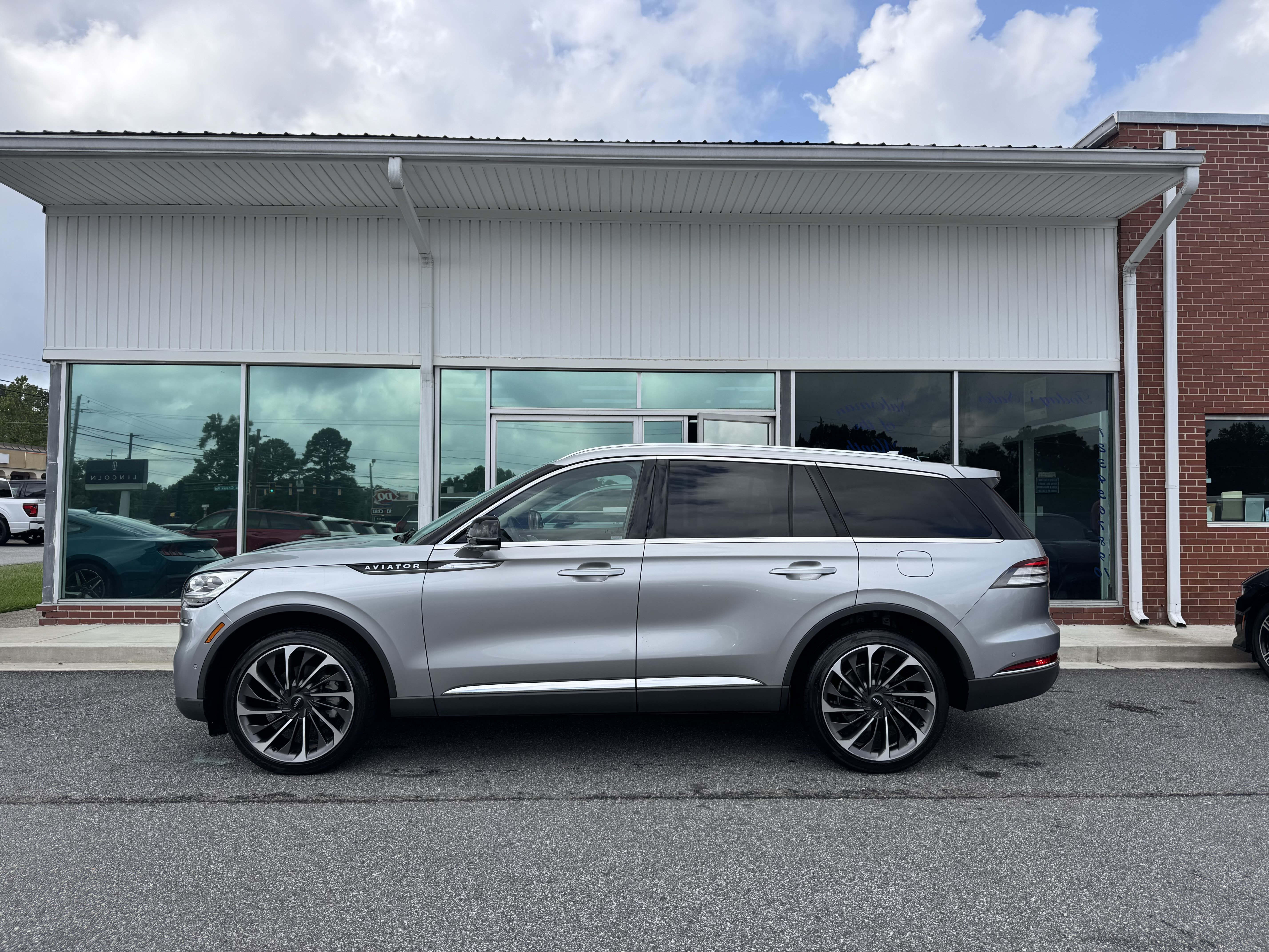 Used 2020 Lincoln Aviator Reserve w/ Equipment Group 202A AWD/4WD image 1