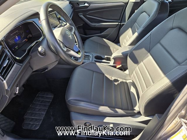 Used 2024 Volkswagen Jetta SE image 11