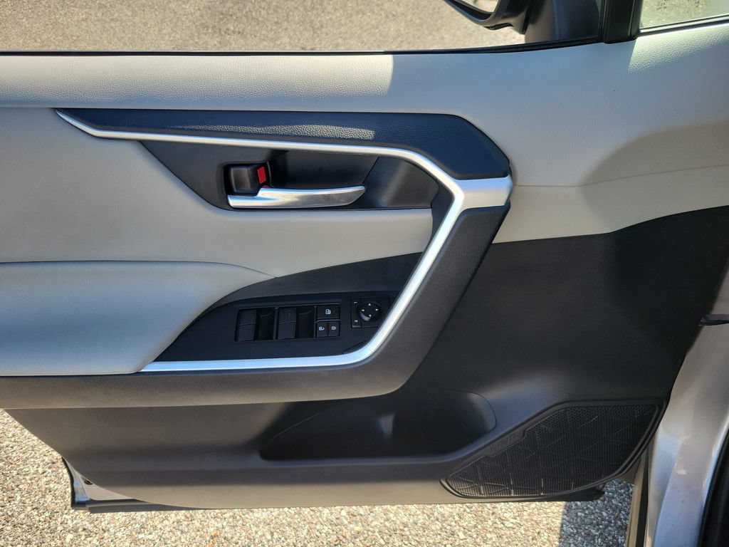 Used 2021 Toyota RAV4 XLE w/ Convenience Package AWD/4WD image 13