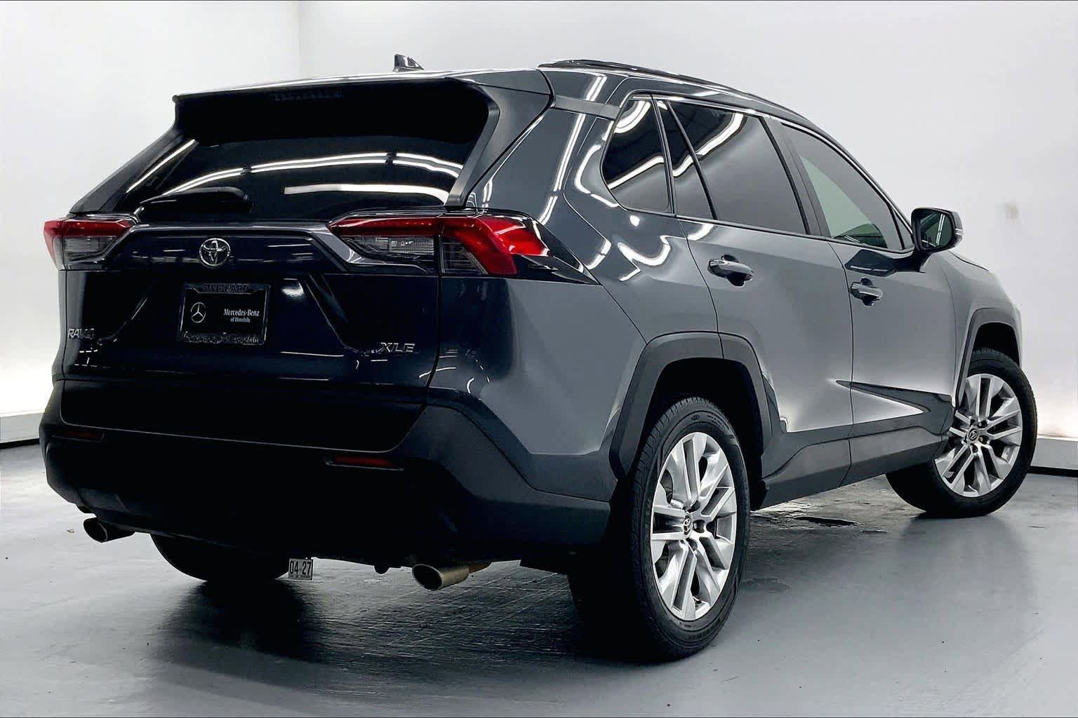Used 2019 Toyota RAV4 XLE Premium FWD image 3