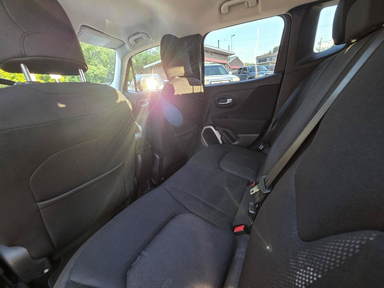 Used 2015 Jeep Renegade Latitude w/ Cold Weather Group AWD/4WD image 28