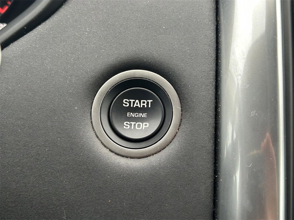 Used 2024 Land Rover Discovery S image 32