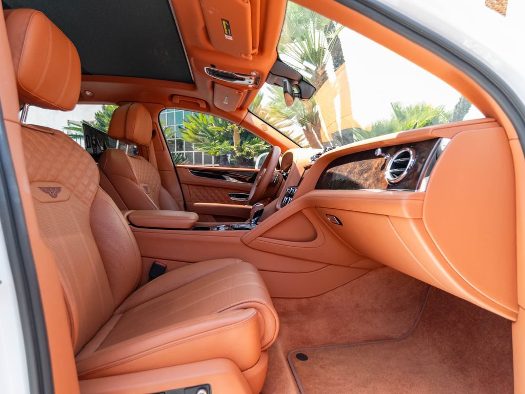 Used 2022 Bentley Bentayga AWD/4WD image 2