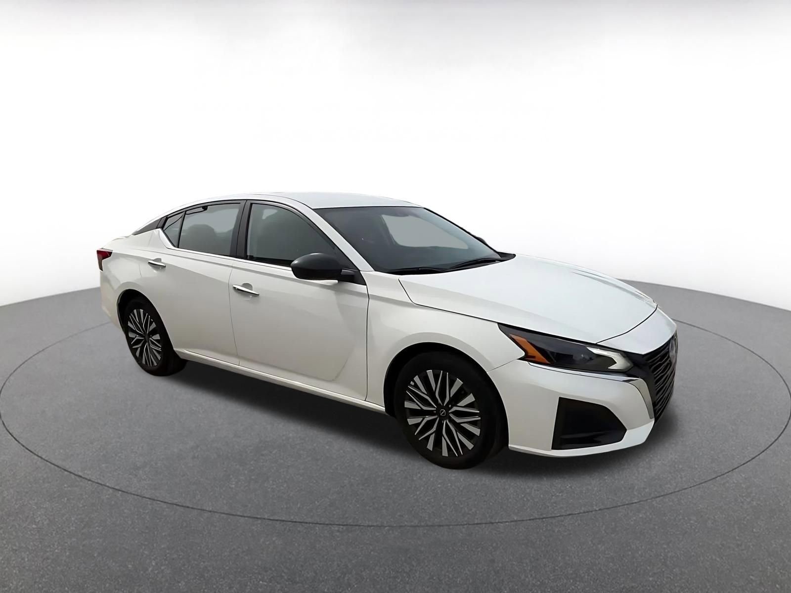 Used 2025 Nissan Altima 2.5 SV FWD image 2
