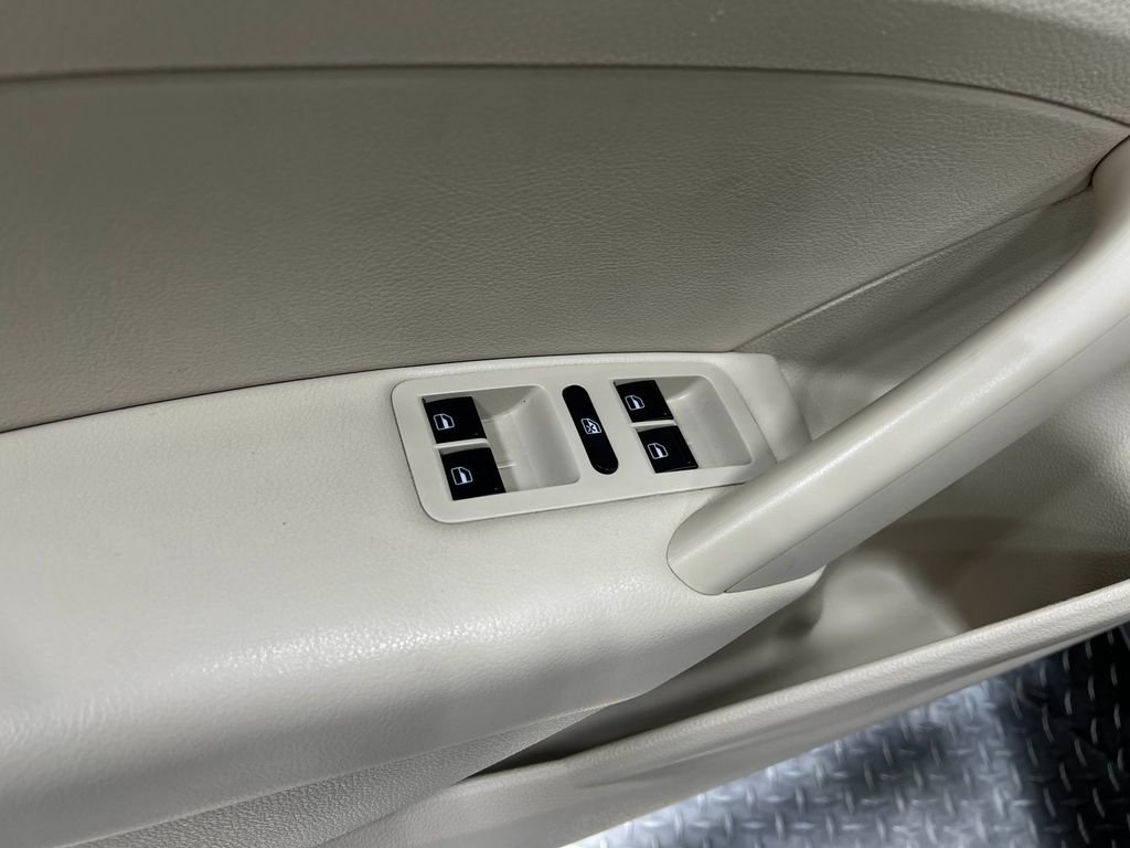 Used 2015 Volkswagen Passat TDI SE image 15