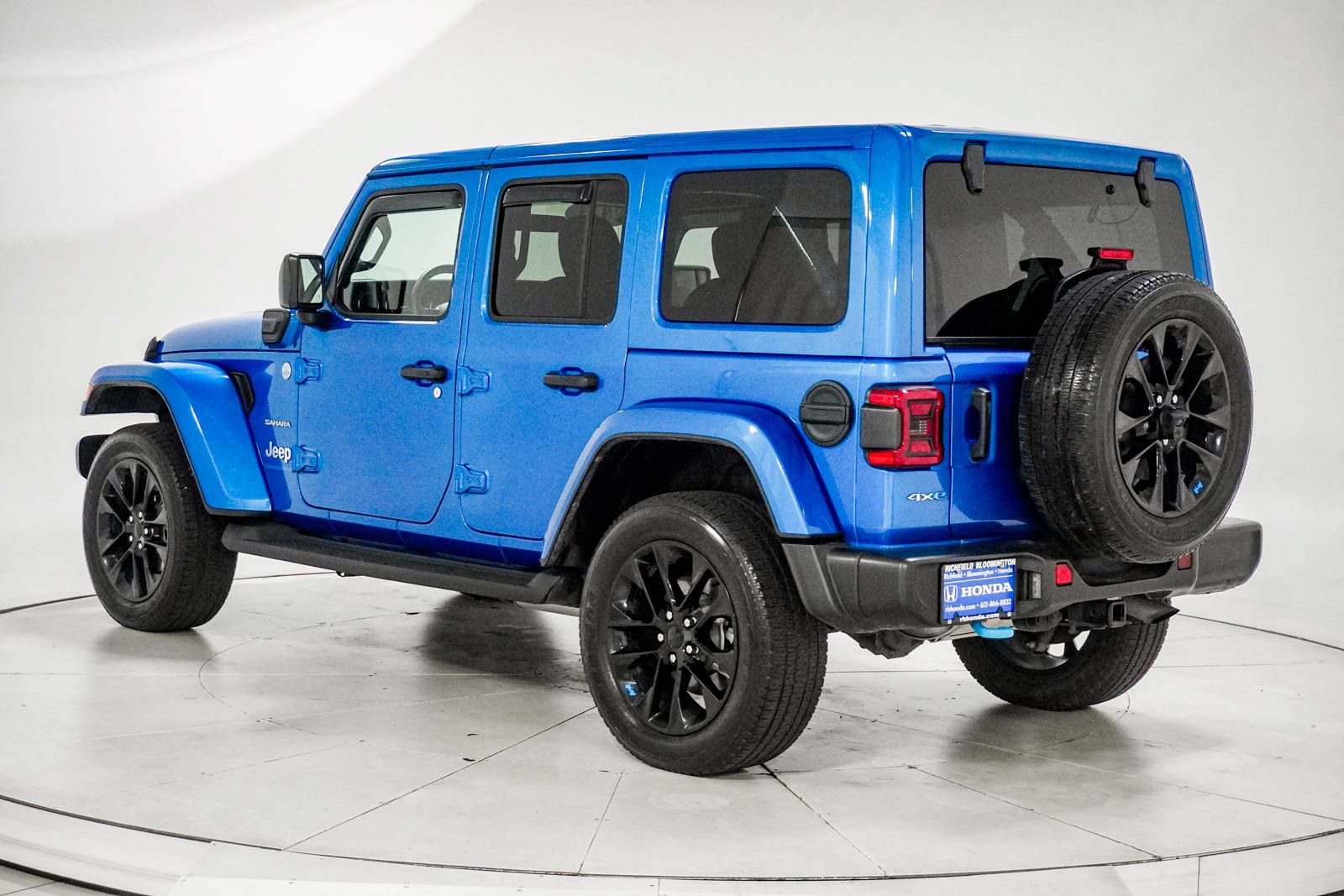 Used 2023 Jeep Wrangler Unlimited Sahara w/ Cold Weather Group AWD/4WD image 5