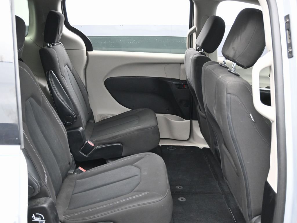 Used 2023 Chrysler Voyager LX image 34