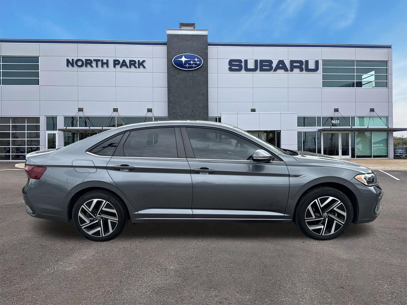 Used 2023 Volkswagen Jetta SEL image 2