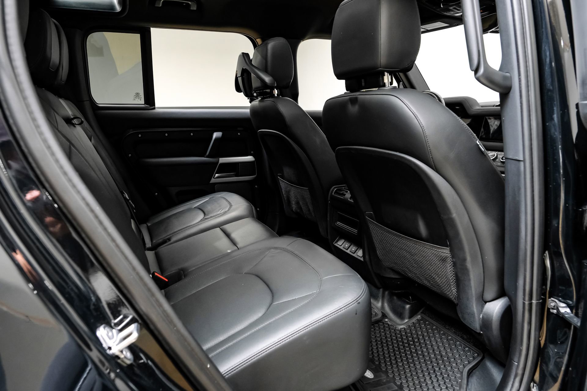 Used 2023 Land Rover Defender 110 SE image 39