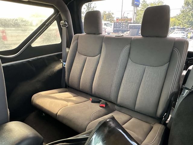 Used 2017 Jeep Wrangler Sahara w/ Connectivity Group AWD/4WD image 18