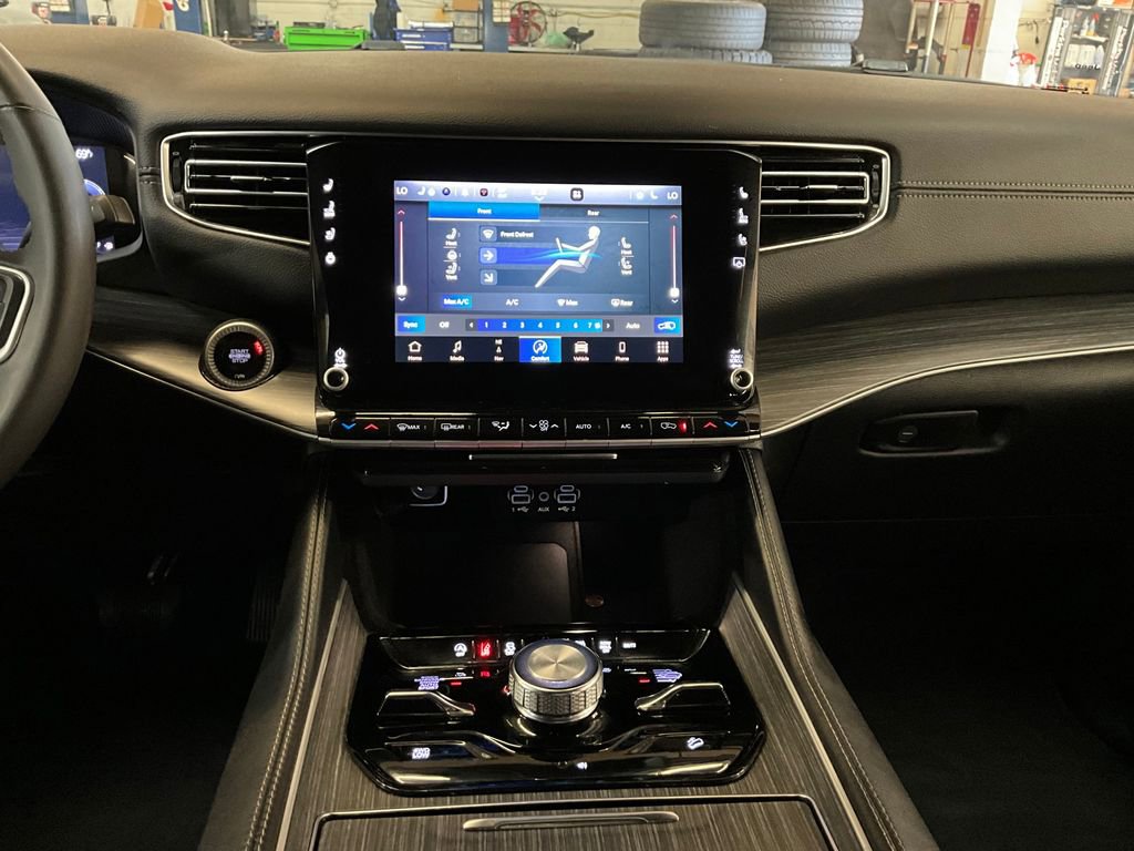 Used 2024 Jeep Wagoneer L Series III w/ Flexible Seating Group image 9