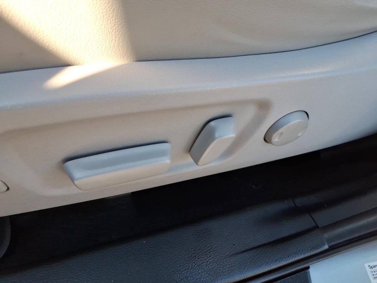 Used 2019 Toyota Highlander XLE FWD image 18
