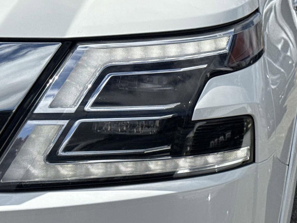 Used 2024 Nissan Armada SL w/ Captain's Chairs Package image 10