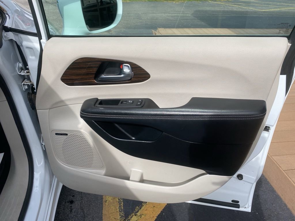 Used 2022 Chrysler Pacifica Limited image 18