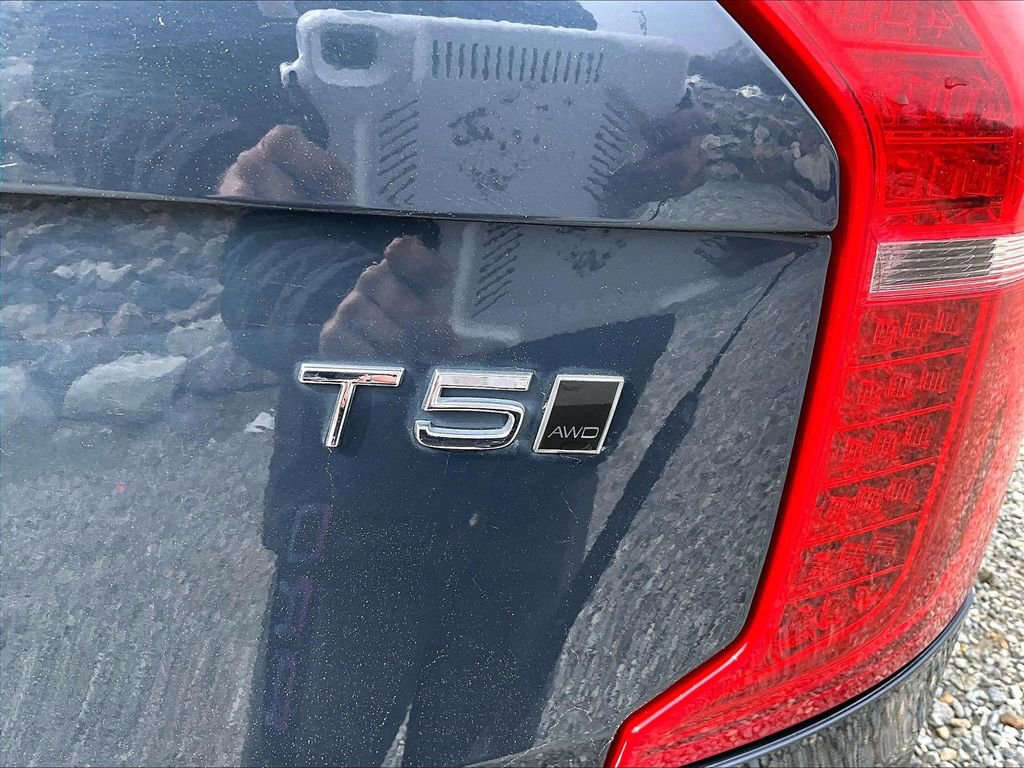 Used 2021 Volvo XC90 T5 Momentum w/ Protection Package Premier image 8